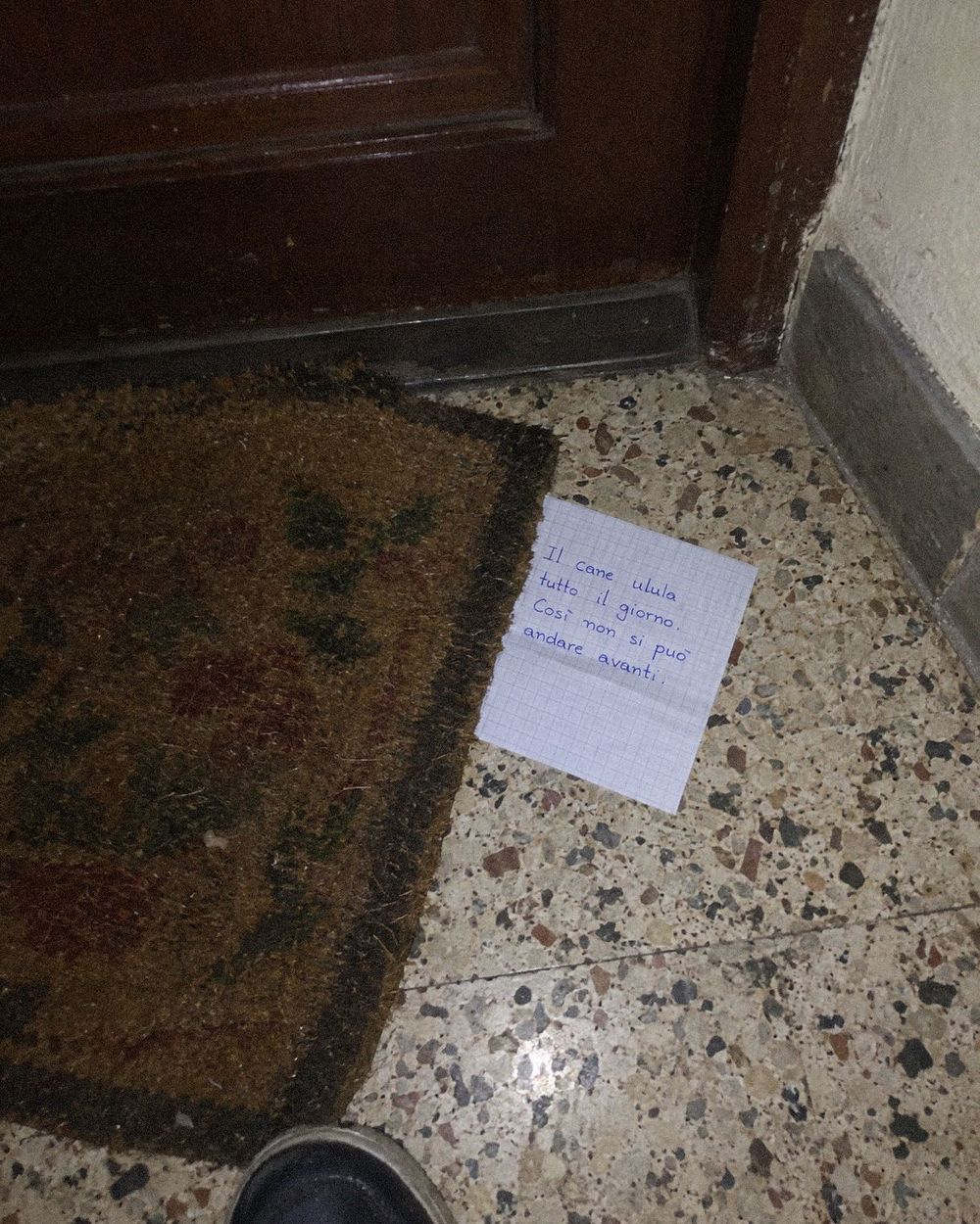 Un biglietto scritto a mano sotto lo zerbino: il cane ulula tutto il giorno